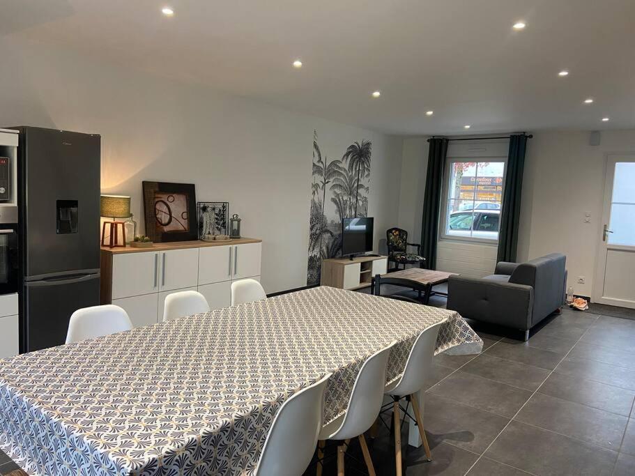 Les Prunelles Maison De Village De 4 A 8 Personnes Précigné Exterior foto